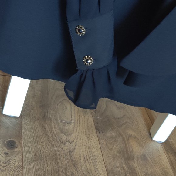 Black top with ruffle cuffs - Picture 2 of 3